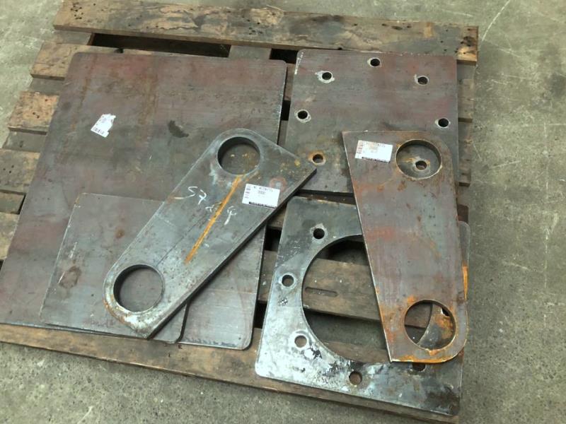 Cortes varios en ASTM A36 espesor 7/8´´ (22,2 mm) para armado de estructura segun diseño propio.